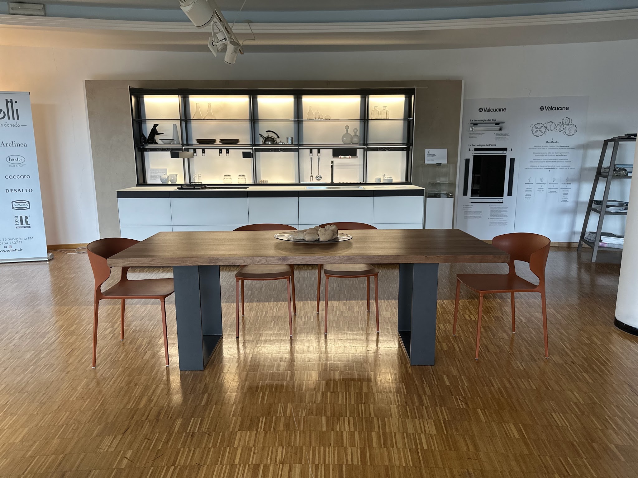 Tavolo in legno e cucina Valcucine nello showroom Colletti
