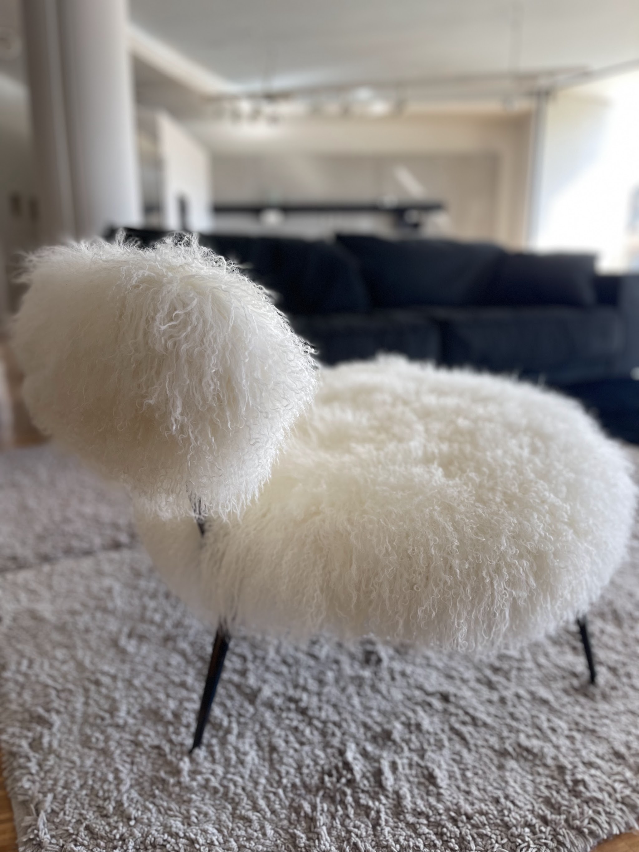 Poltrona bianca dalla texture morbida nello showroom